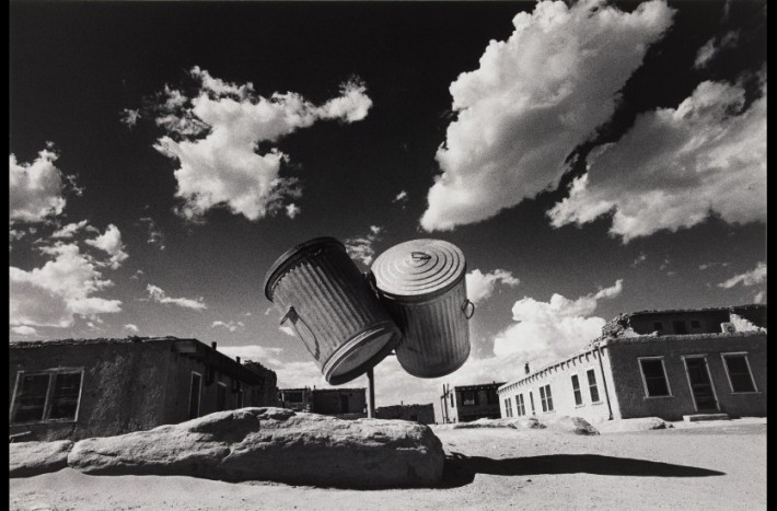 ﻿﻿"Quand le temps s'est effacé #7. Deux poubelles, village amérindien, Nouveau Mexique. Etats-Unis 1972 (c) Ikko Narahara