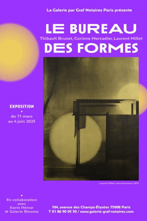 Affiche de l’exposition avec indications pratiques. Sur un fond violet, une photographie de la série Somnium de Laurent Millet, donne à voir une forme géométrique qui pourrait être un meuble bas ajouré à angles aigües, reposant au sol contre un mur (on devine le parquet et la plinthe). Une forme de bureau ? Le doré prononcée du support est accentué par deux cercles lumineux, façon poursuites d’éclairage de spectacle, de tailles différentes, dont le plus petit en bordure de cadre déborde sur le fond violet de l’affiche, le plus grand étant lui reproduit sur ce même fond, tel un soleil, à hauteur du titre.