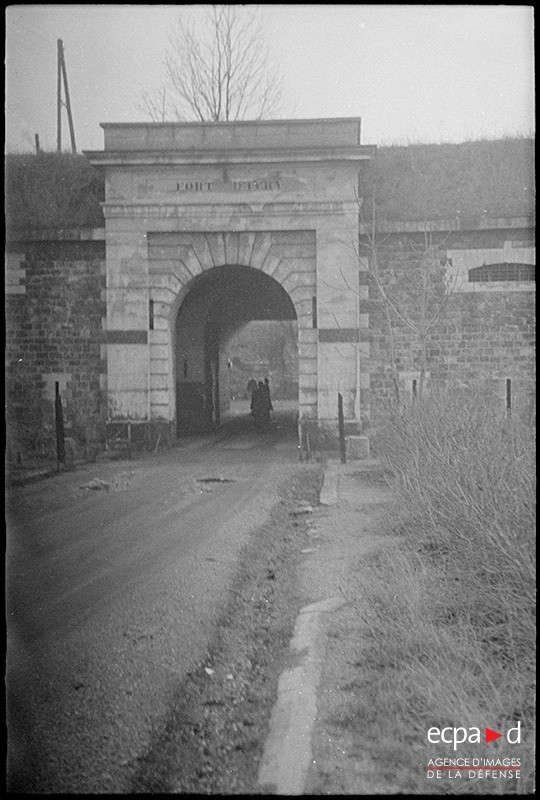 La photographie noir et blanc, prise en 1946 par un photographe inconnu,  montre l’entrée principale du fort d’Ivry prise de l’extérieur du fort depuis le chemin d’accès au fort.
